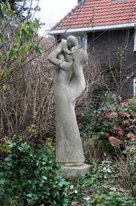 913118 Afbeelding van het beeld 'Moedervreugde' in het plantsoen aan het Willem van Abcoudeplein te Utrecht.